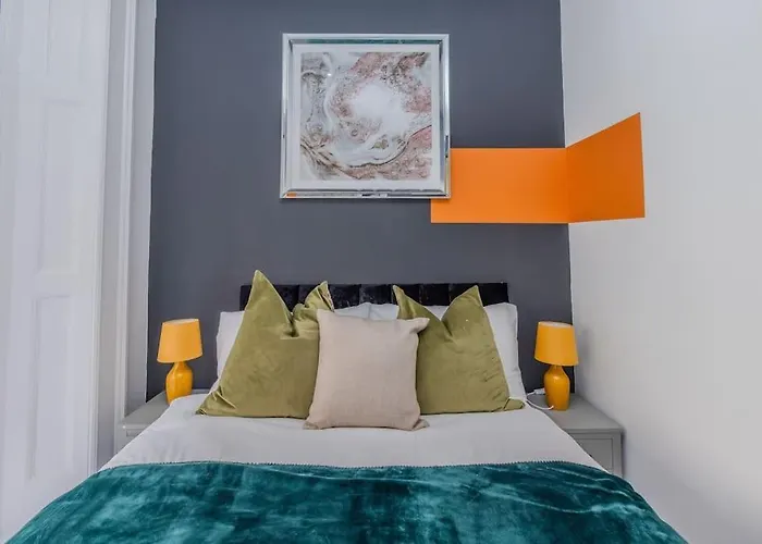 2 Bedroom Flat Next To Brighton Station & Beach I Sleep 8