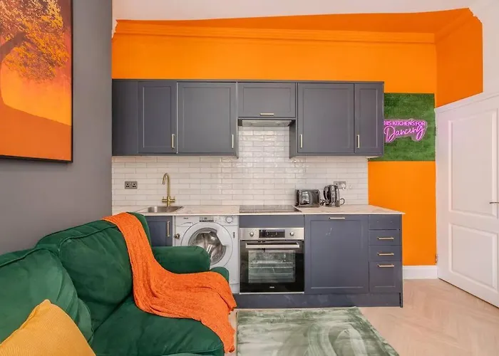 2 Bedroom Flat Next To Brighton Station & Beach I Sleep 8