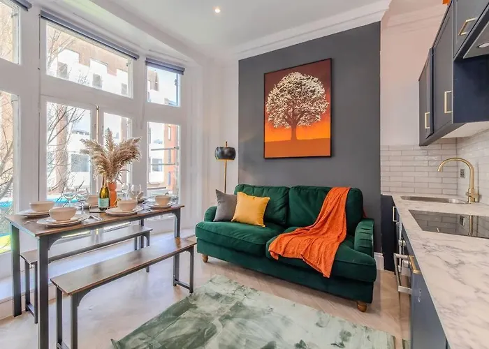2 Bedroom Flat Next To Brighton Station & Beach I Sleep 8