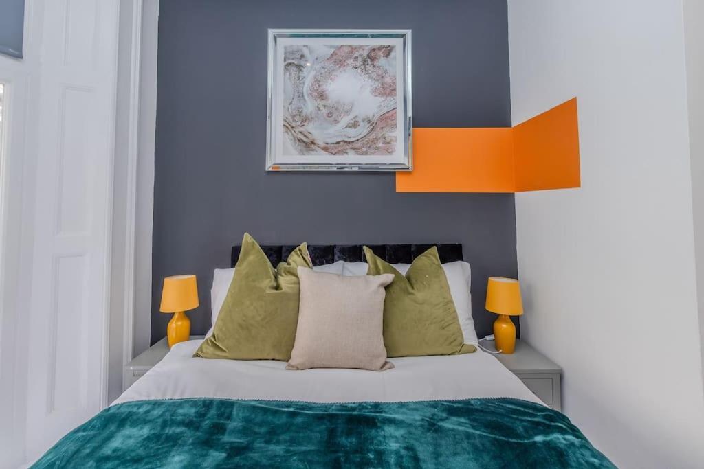 2 Bedroom Flat Next To Station & I Sleep 8 *
