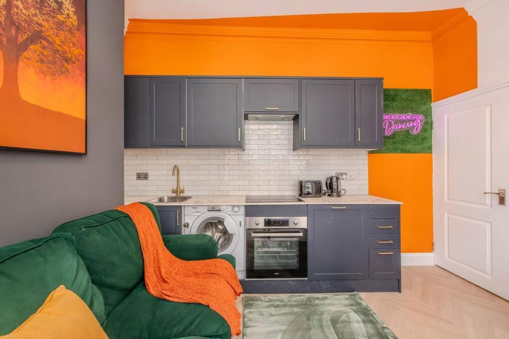 Apartment 2 Bedroom Flat Next To Station & I Sleep 8