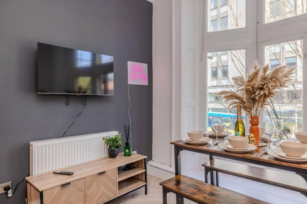 2 Bedroom Flat Next To Station & I Sleep 8 Apartment Brighton