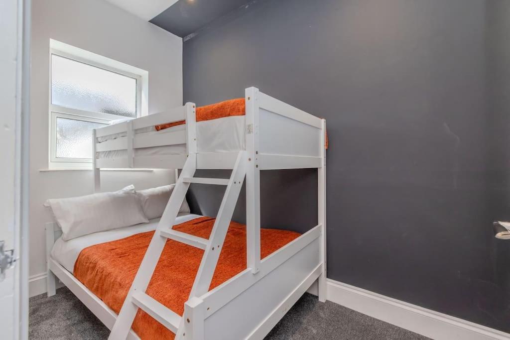 2 Bedroom Flat Next To Station & I Sleep 8 *