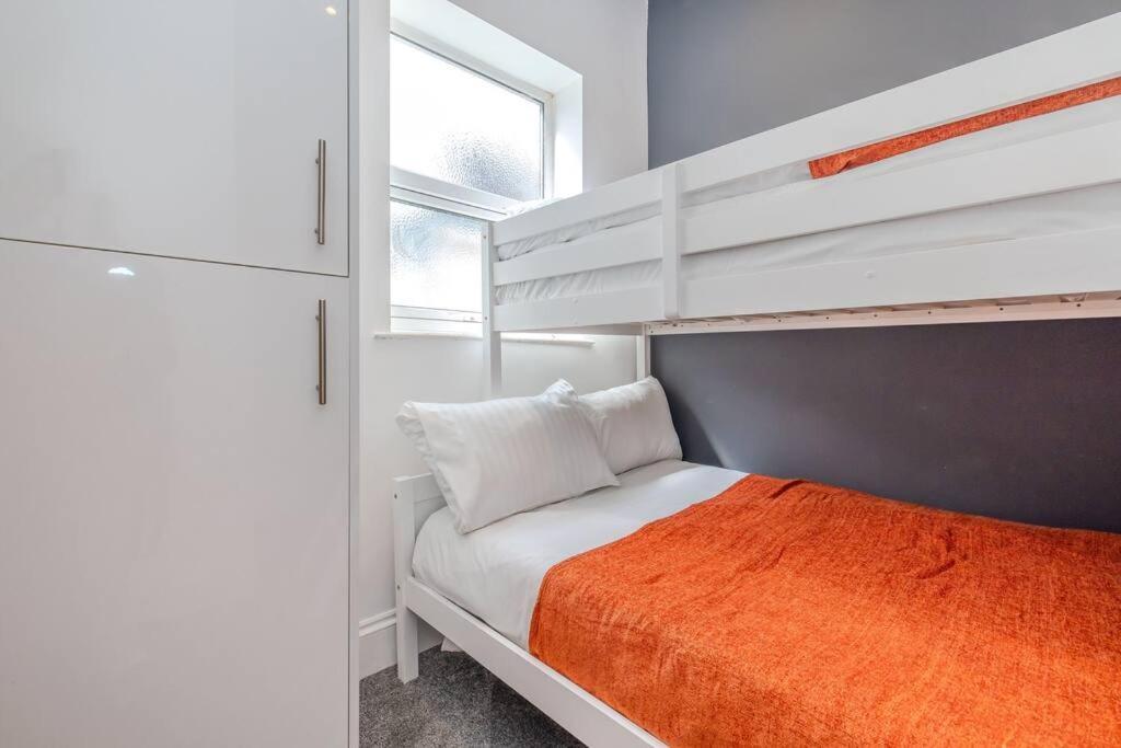2 Bedroom Flat Next To Station & I Sleep 8 *