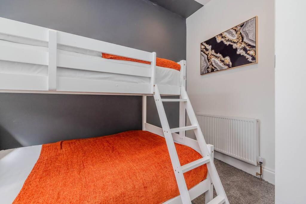 2 Bedroom Flat Next To Station & I Sleep 8 Apartment *