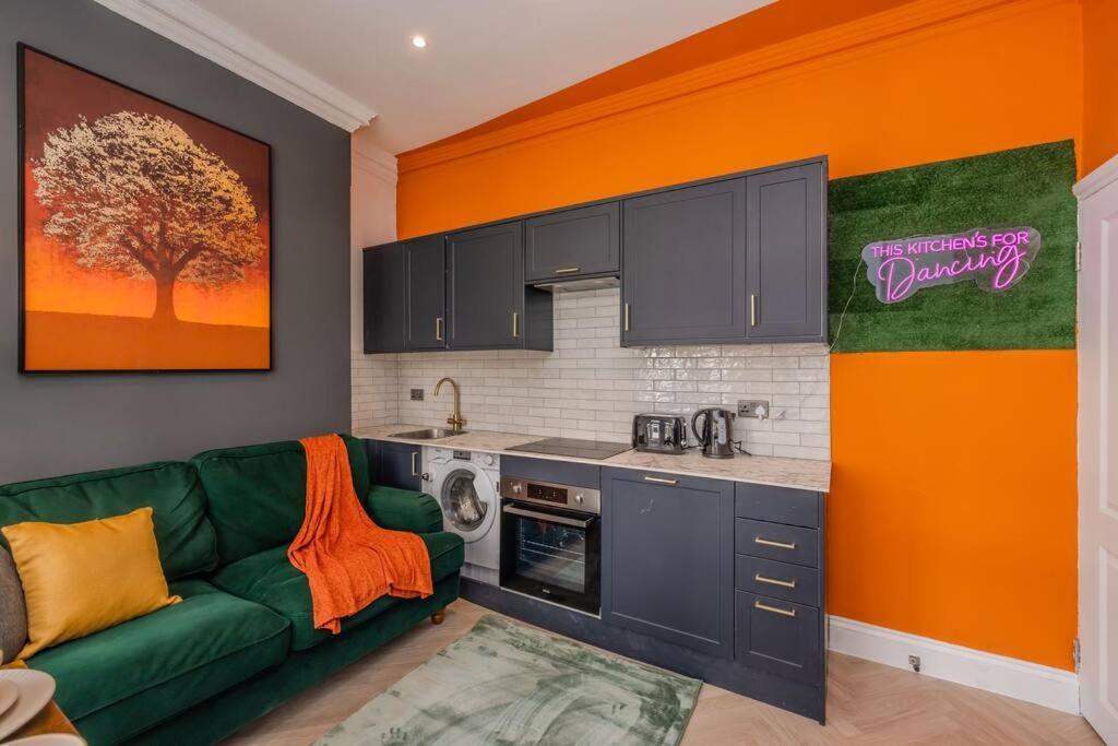 Apartment 2 Bedroom Flat Next To Station & I Sleep 8 *