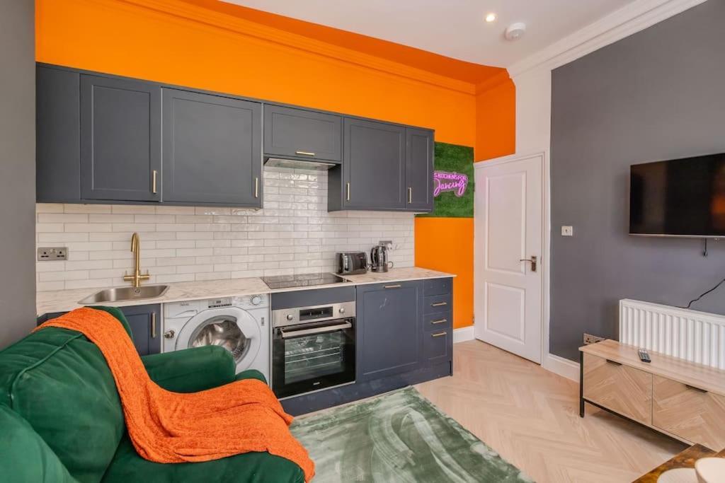 2 Bedroom Flat Next To Station & I Sleep 8 Apartment *