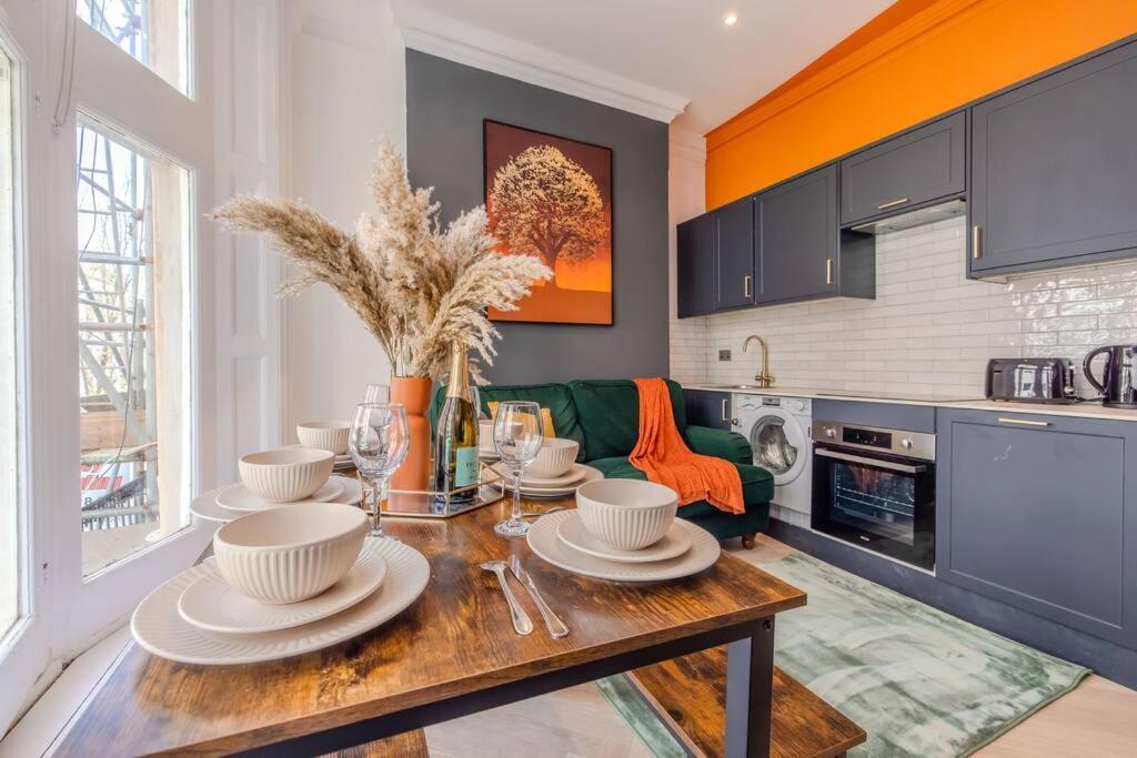 Apartment 2 Bedroom Flat Next To Station & I Sleep 8 Brighton