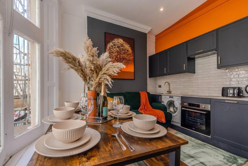 2 Bedroom Flat Next To Station & I Sleep 8 Apartment *