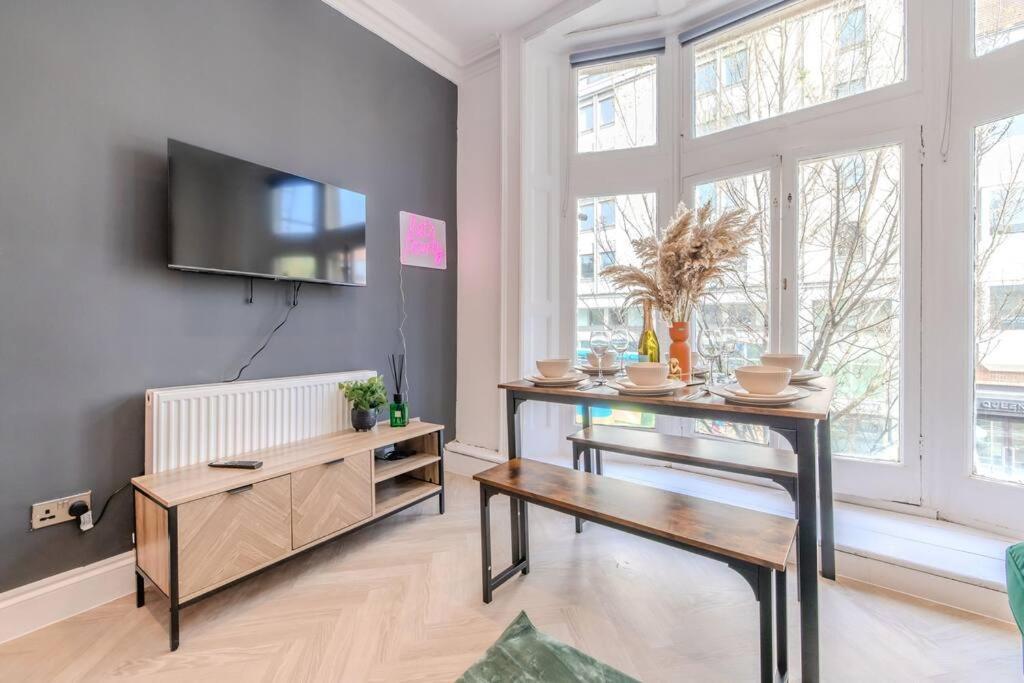 2 Bedroom Flat Next To Station & I Sleep 8 Brighton