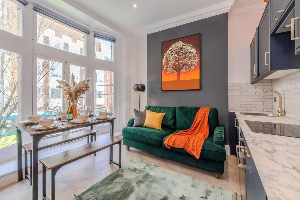 2 Bedroom Flat Next To Station & I Sleep 8 Apartment